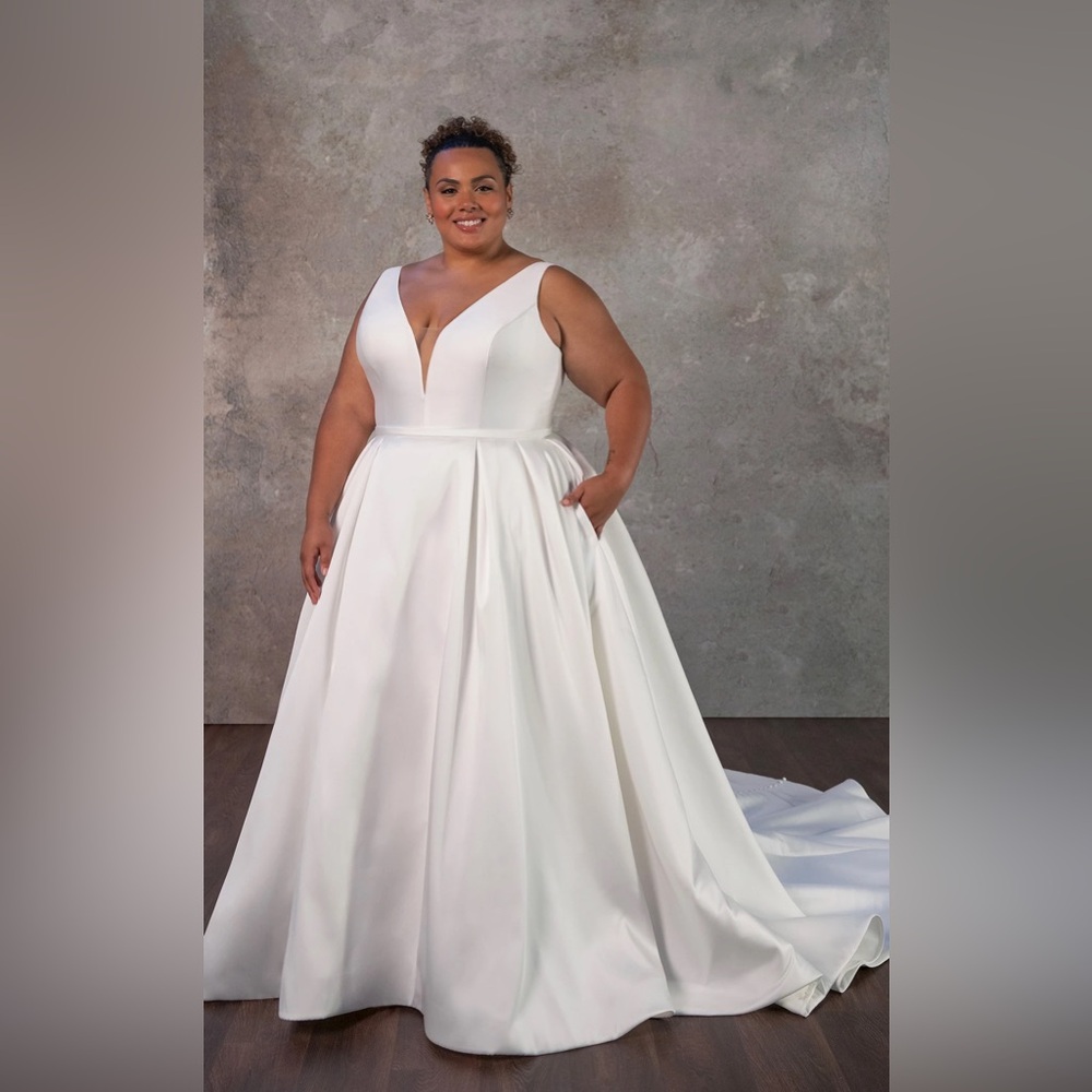 ELEGANT PLUNGING V-NECKLINE A-LINE WEDDING DRESS IN TEXTURED SATIN - Picture 3 of 9